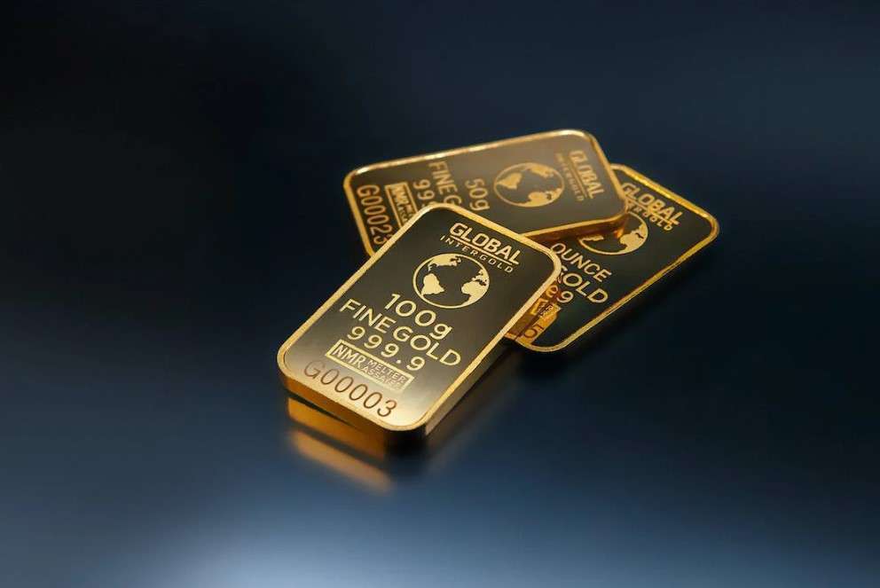 أسعار الذهب تتراجع إلى ما دون 2400 دولار للأوقية وتضاؤل فرص خفض أسعار الفائدة